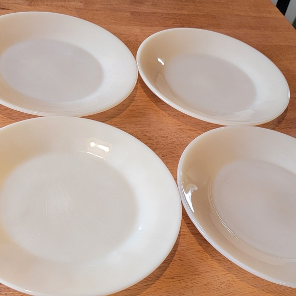 Vintage Fire King Ivory 9" dinner plates. Set of 4 - Picture 6 of 7